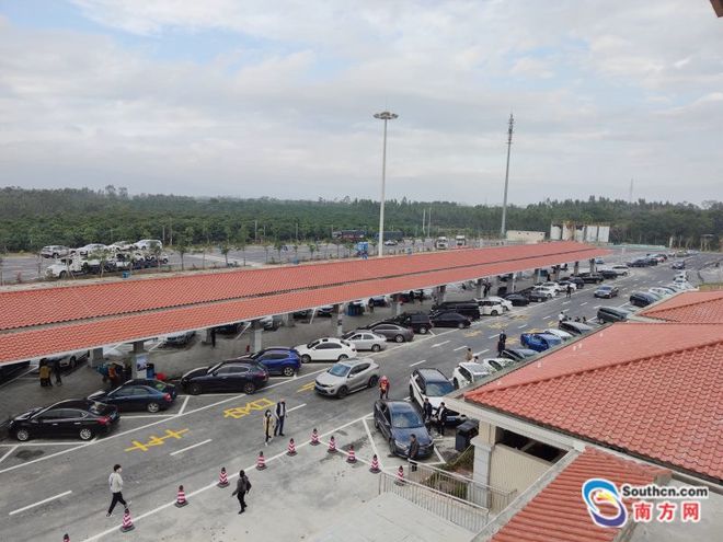 雨天停车不烦心！新墟服务区117个“贴心车位”与保安服务温暖人心